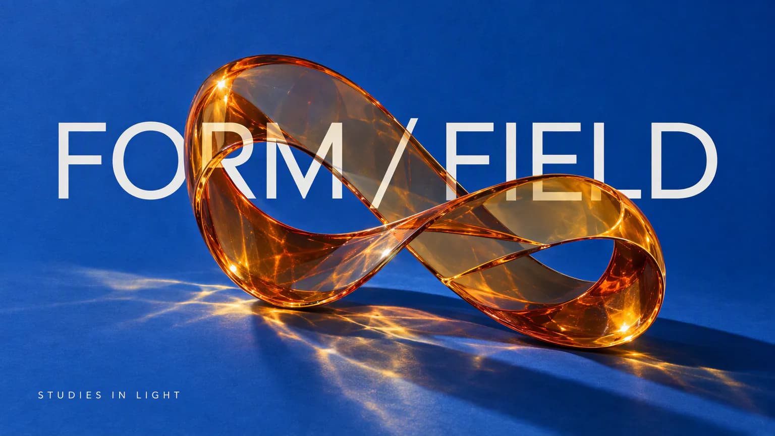 코발트 블루 배경 위 FORM / FIELD 타이포그래피와 호박색 유리 조형물